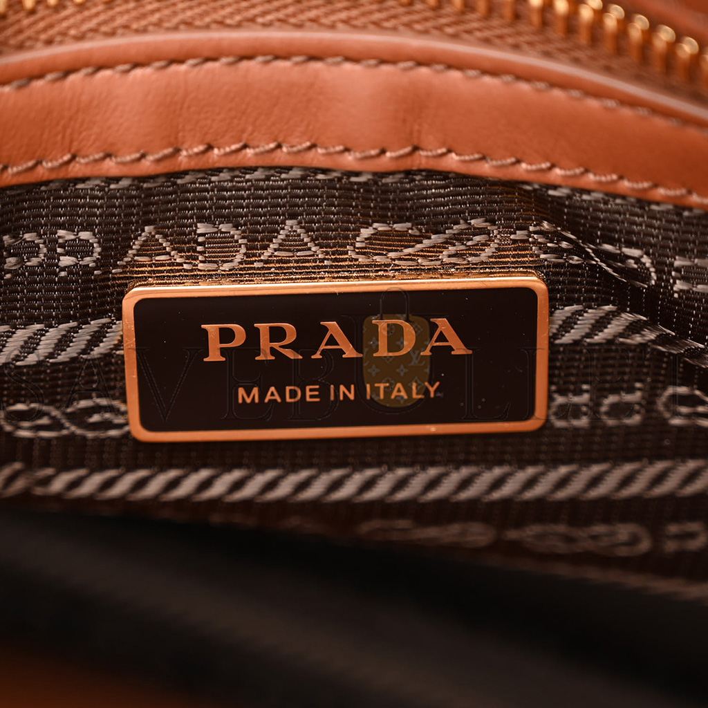 PRADA JACQUARD SAFFIANO TRIANGOLO SYMBOLE EMBROIDERED SMALL TOTE TOBACCO TALCO (28*22*9cm)